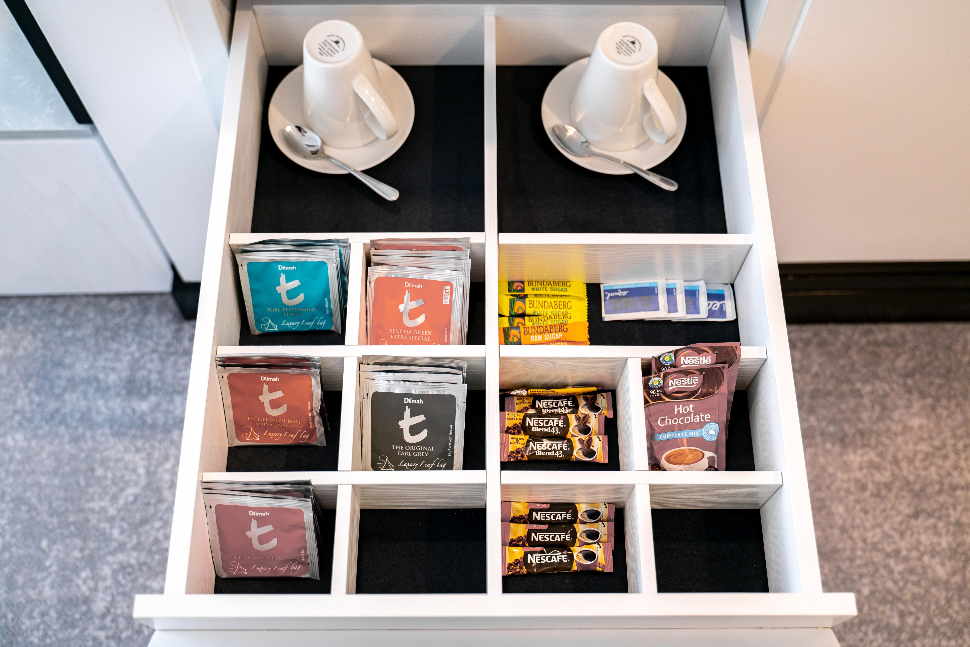 Готель Pullman Cairns International Екстер'єр фото A tea drawer in a hotel