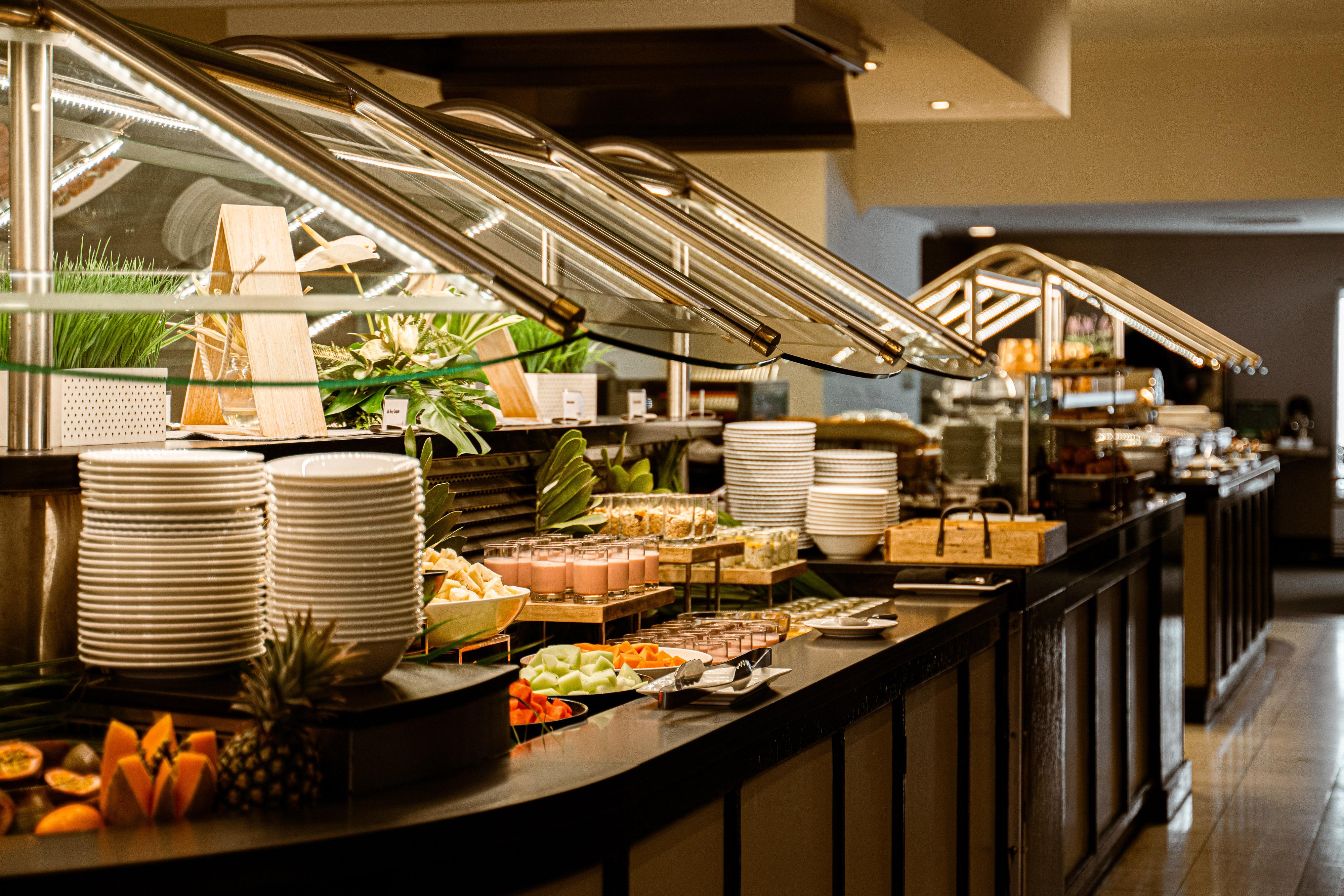 Готель Pullman Cairns International Екстер'єр фото A buffet at a hotel