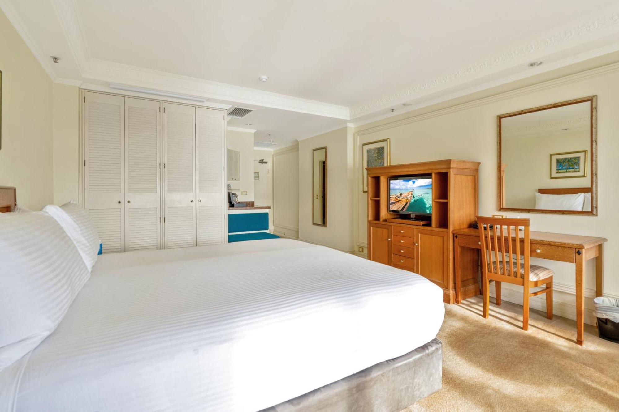 Готель Pullman Cairns International Екстер'єр фото A bedroom at the Grand Hotel