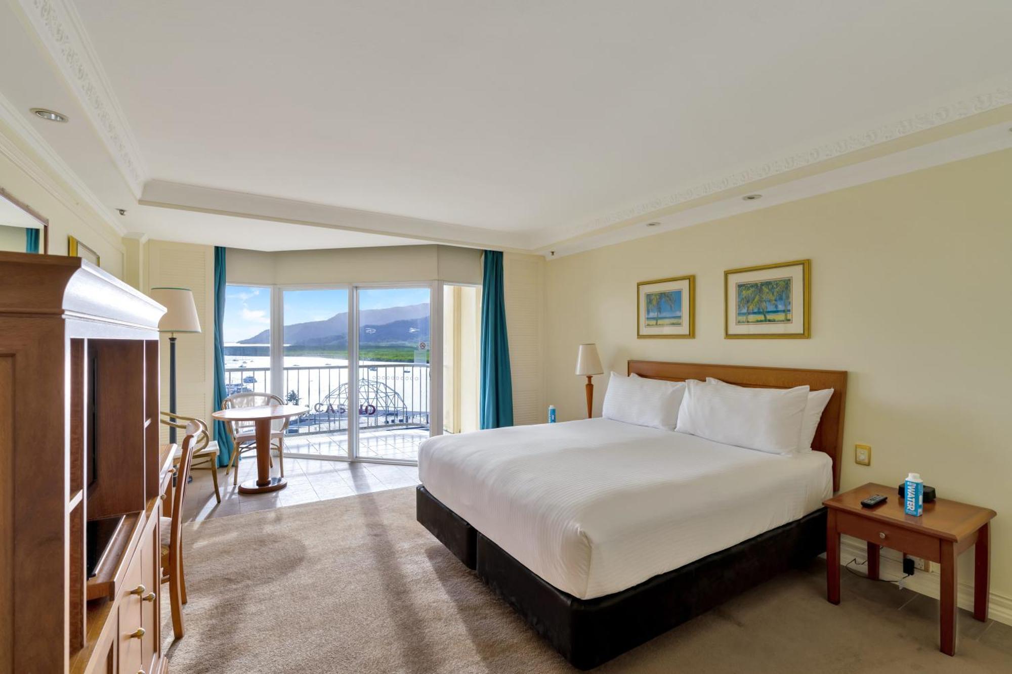 Готель Pullman Cairns International Екстер'єр фото A room at the hotel