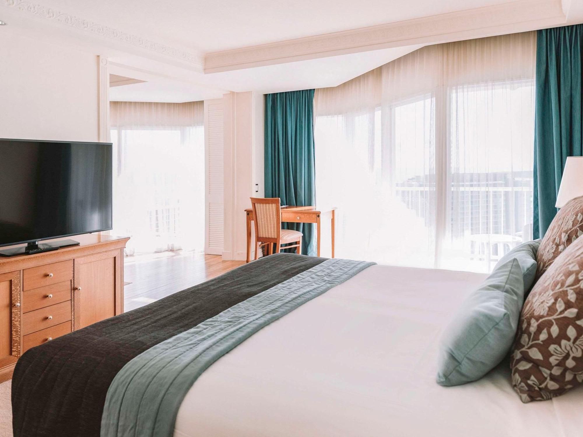 Готель Pullman Cairns International Екстер'єр фото A bedroom at the hotel