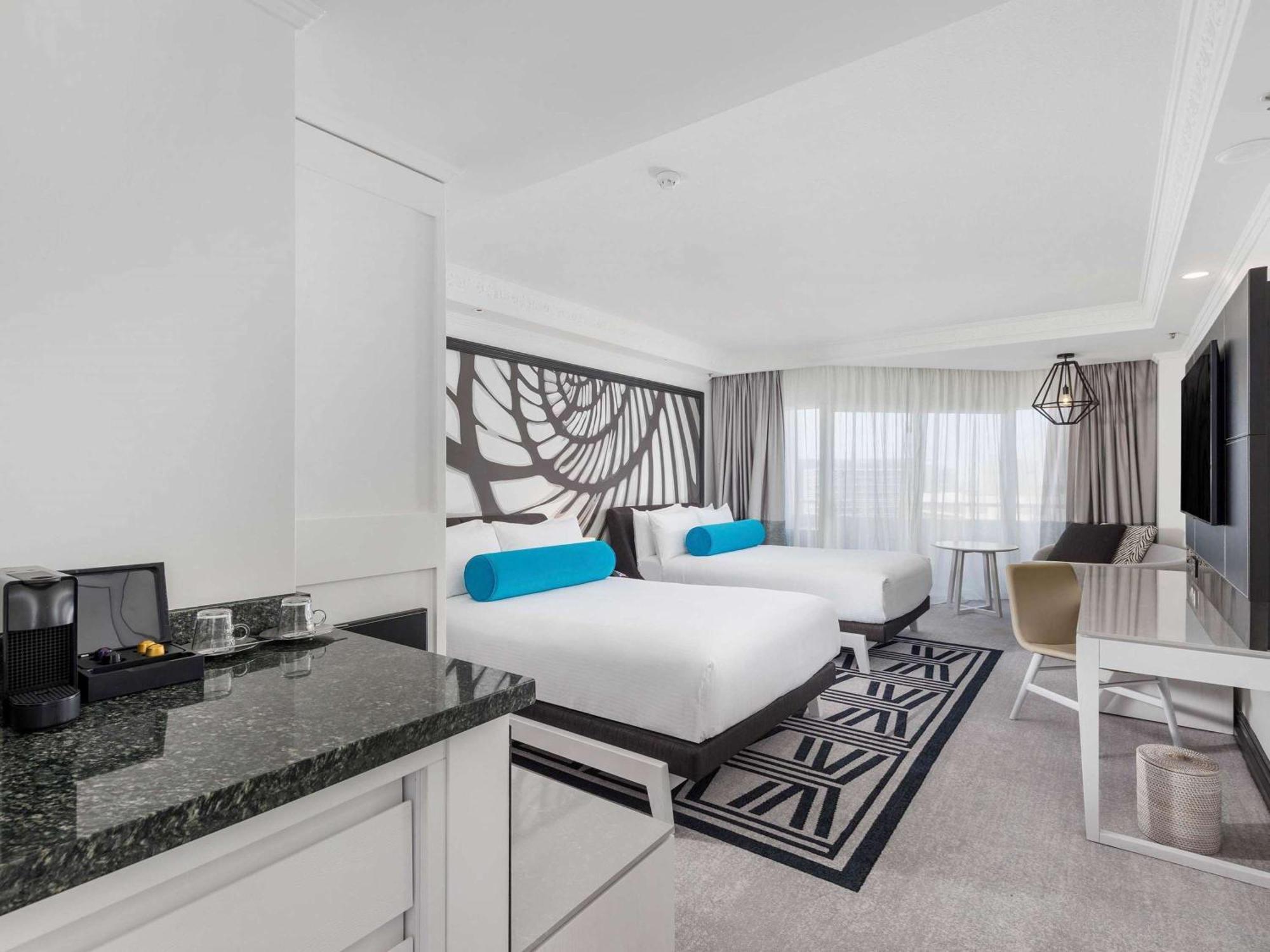 Готель Pullman Cairns International Екстер'єр фото A room at the hotel