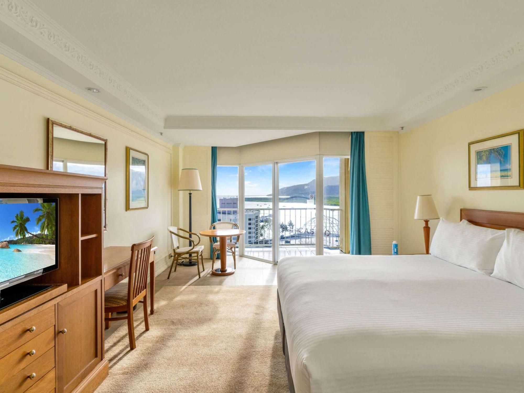 Готель Pullman Cairns International Екстер'єр фото A guest room at the Hilton San Diego Bay