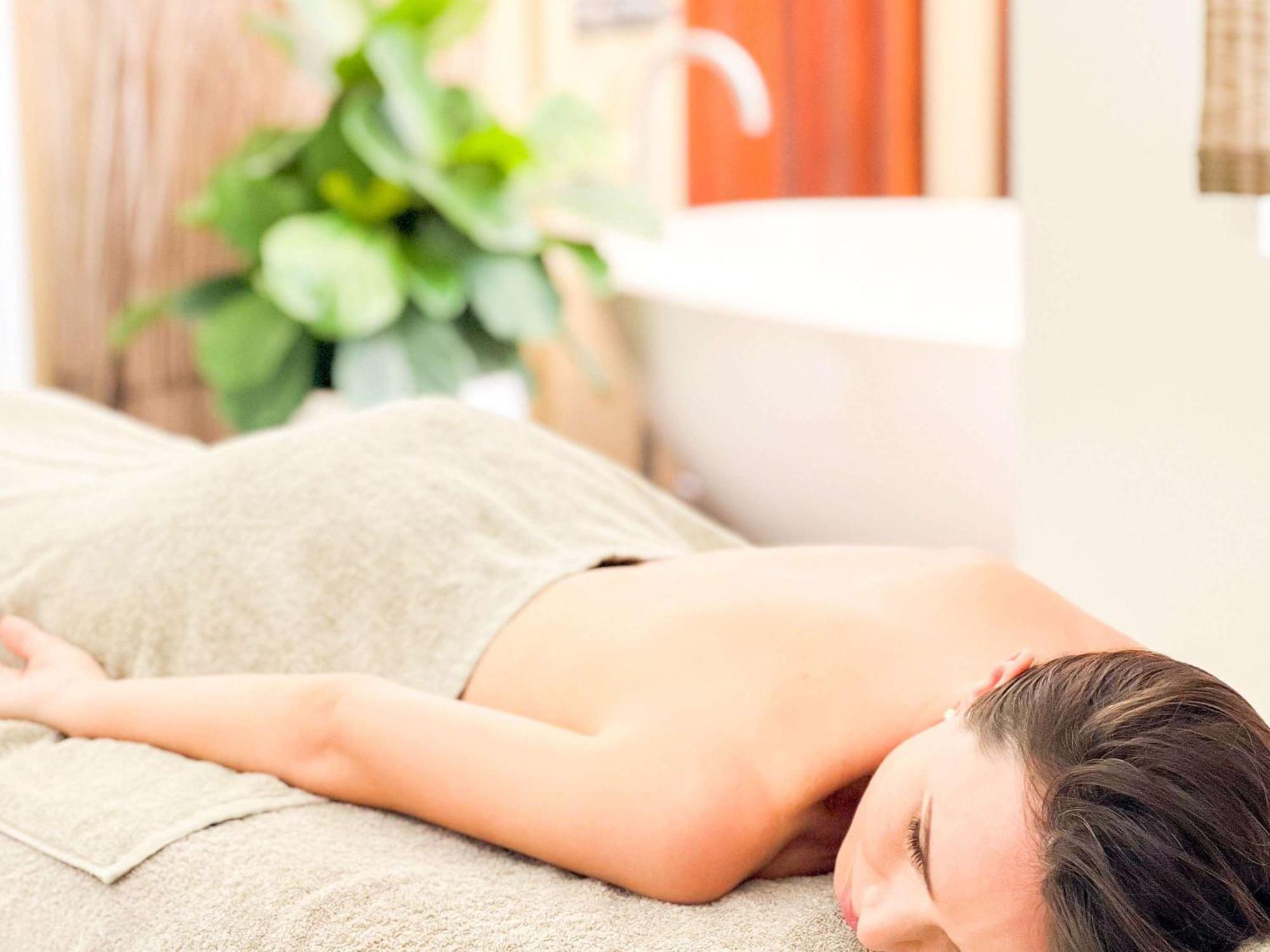 Готель Pullman Cairns International Екстер'єр фото A woman receiving a massage