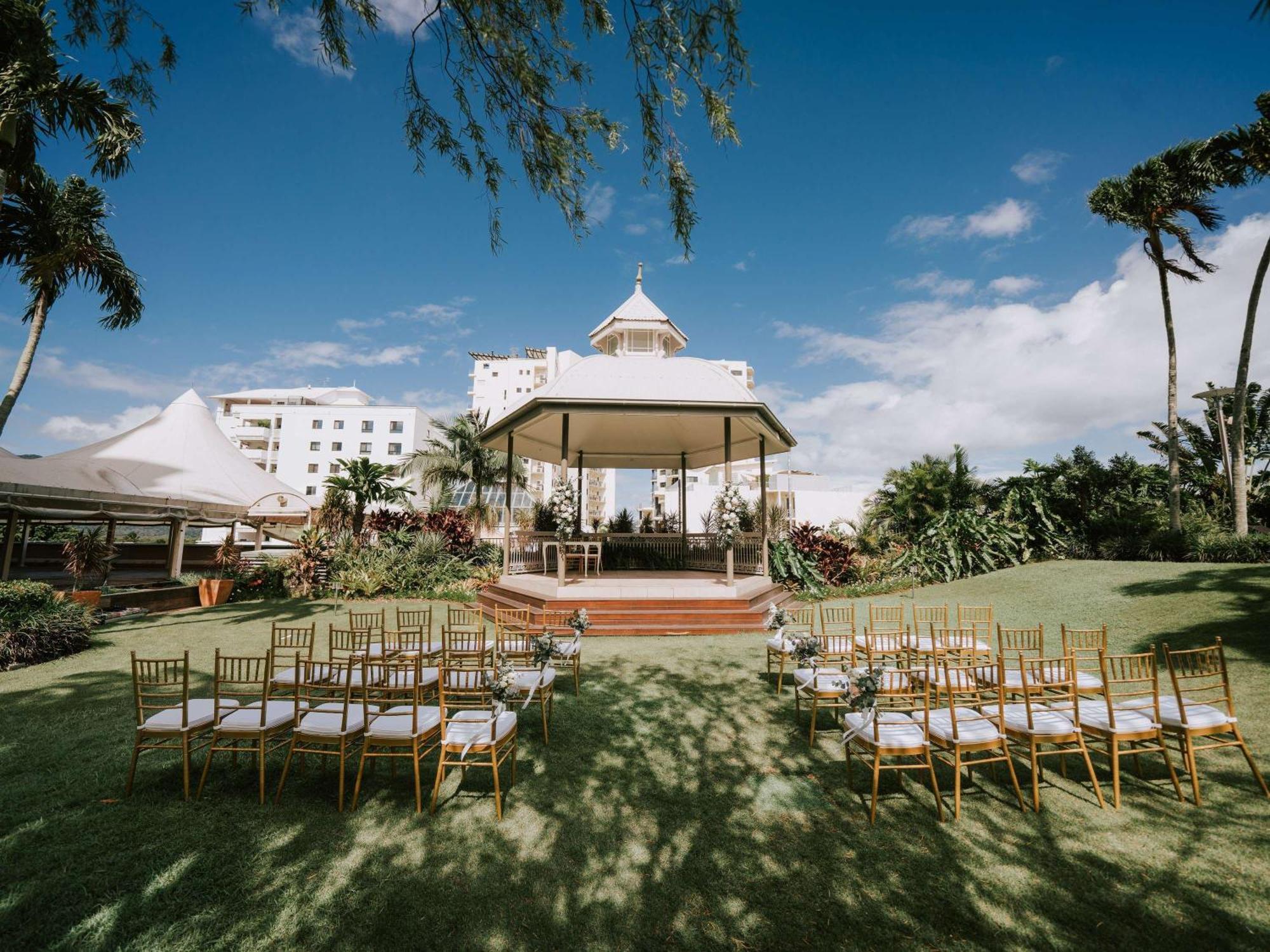 Готель Pullman Cairns International Екстер'єр фото The gazebo at the Royal Botanic Gardens, Victoria Park, Townsville
