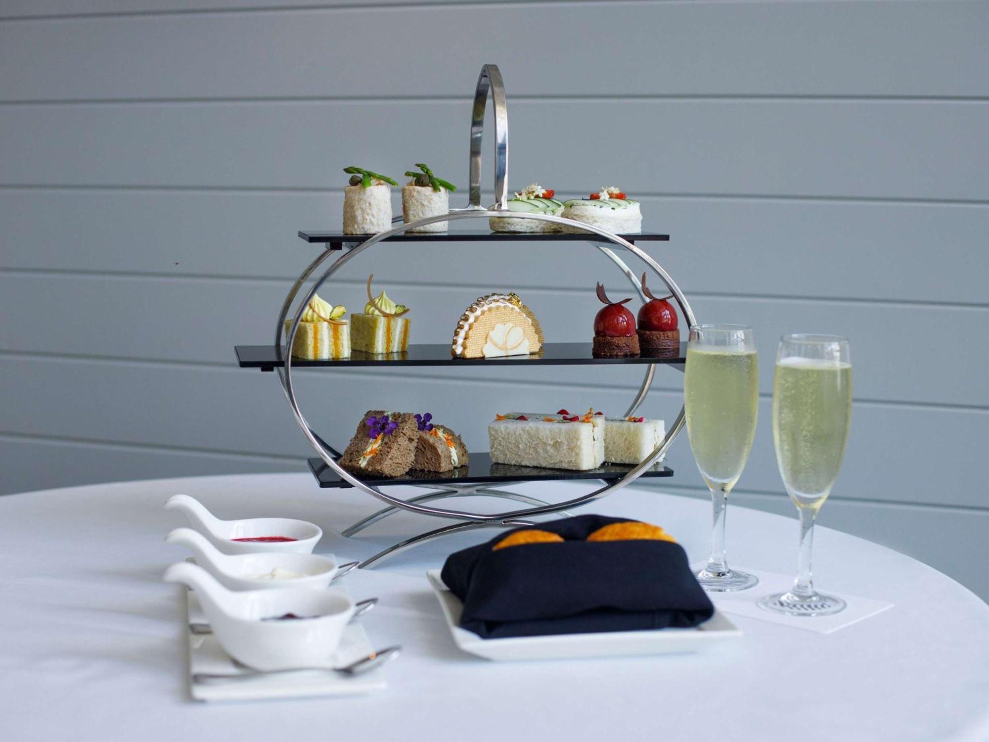 Готель Pullman Cairns International Екстер'єр фото Afternoon tea at the Qantas First Lounge at London Heathrow Airport
