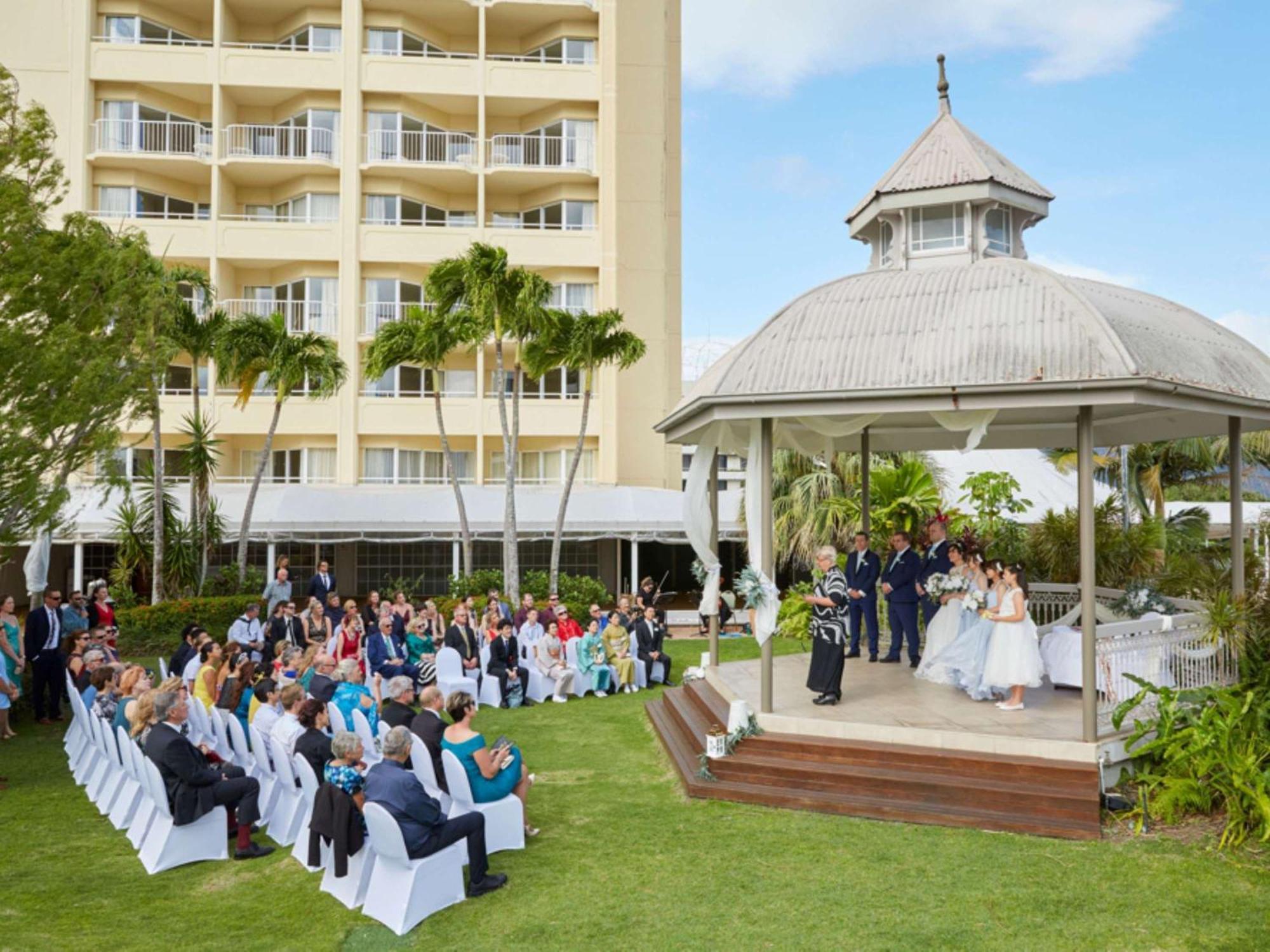 Готель Pullman Cairns International Екстер'єр фото A wedding at the Sheraton Resort