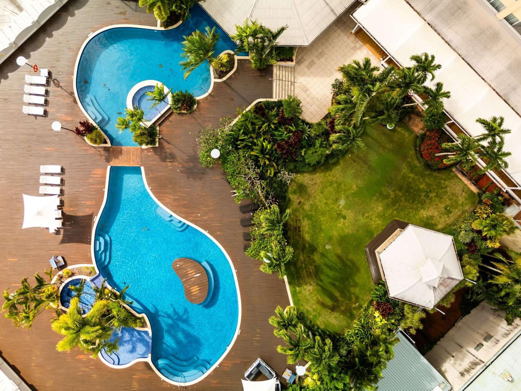 Готель Pullman Cairns International Екстер'єр фото The swimming pool at the hotel