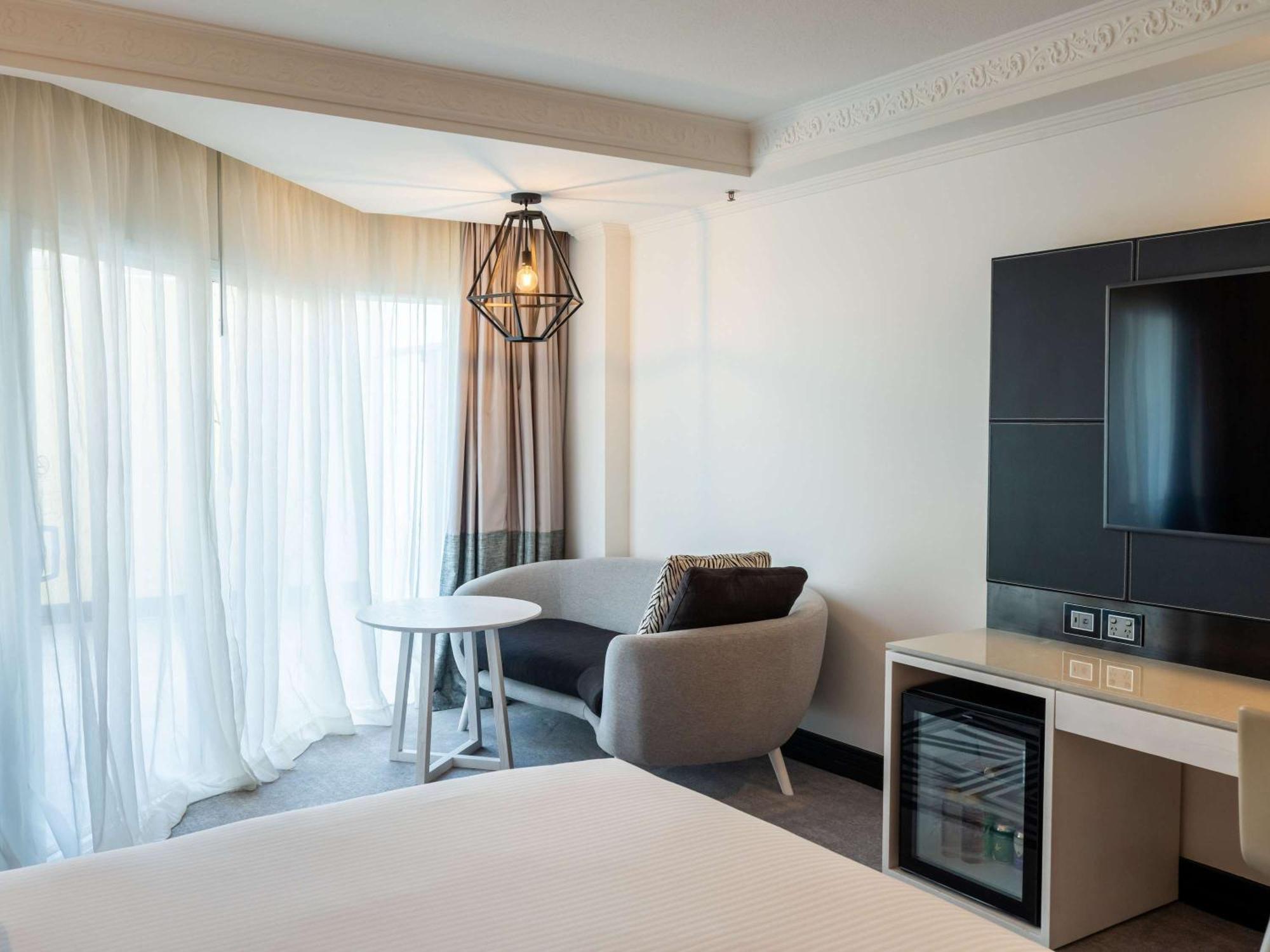 Готель Pullman Cairns International Екстер'єр фото A room at the hotel