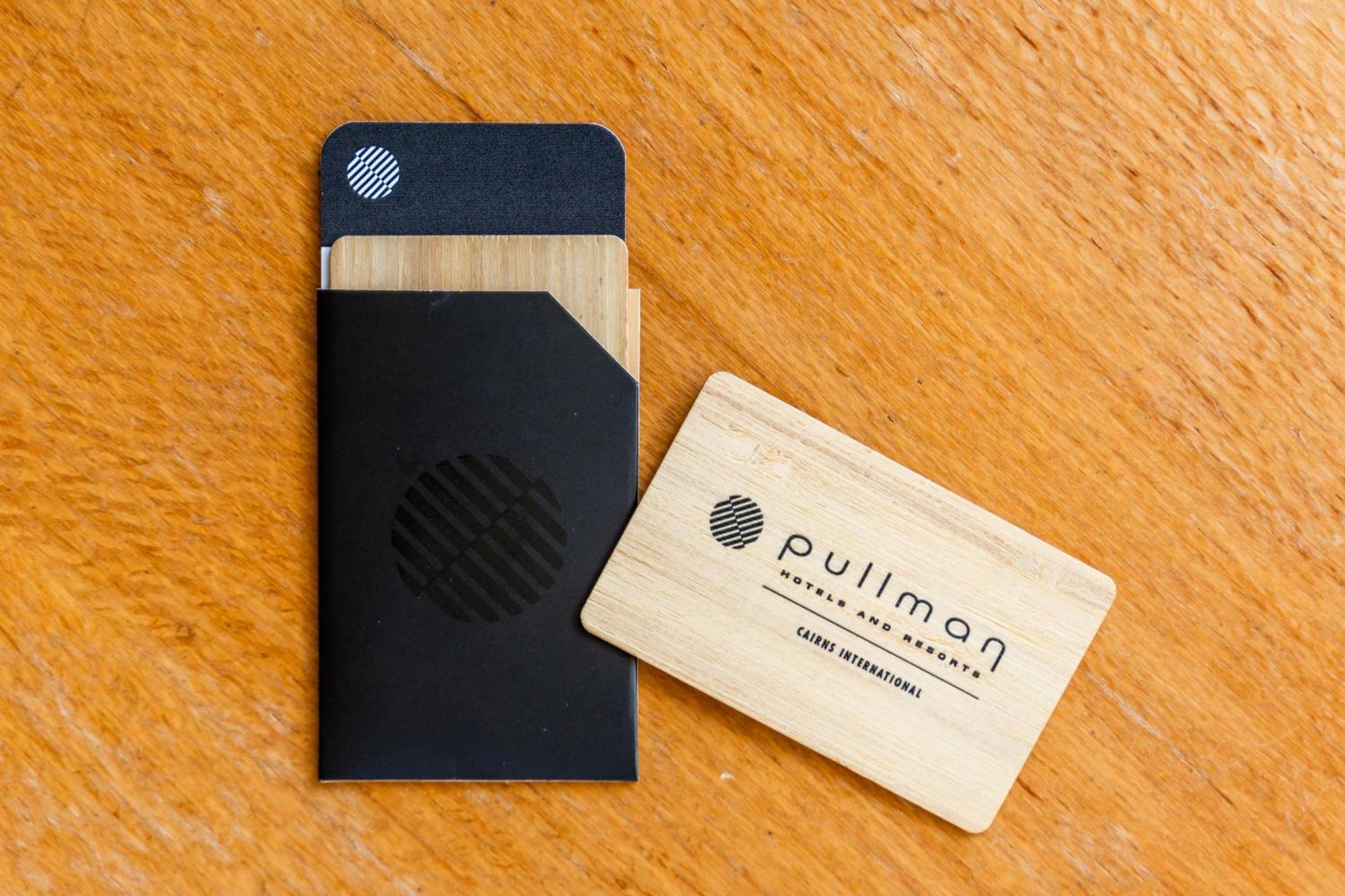 Готель Pullman Cairns International Екстер'єр фото A wooden business card